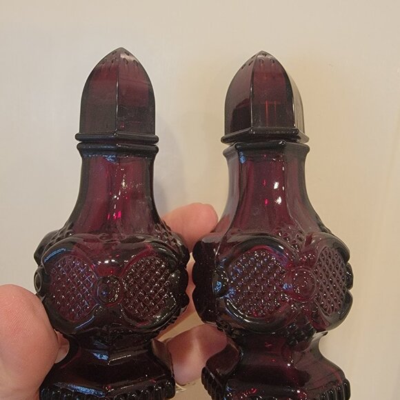 Avon's 1876 Cape Cod ruby red glass salt & pepper shakers - Picture 3 of 8